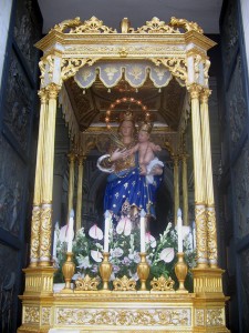 Chiesa Madre Di Zafferana Etnea: La statua della Madonna della Provvidenza sull'artistico fercolo ligneo